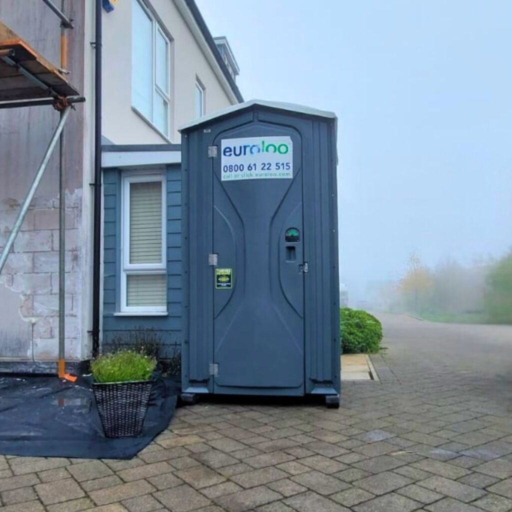 euroloo na zewnątrz domu