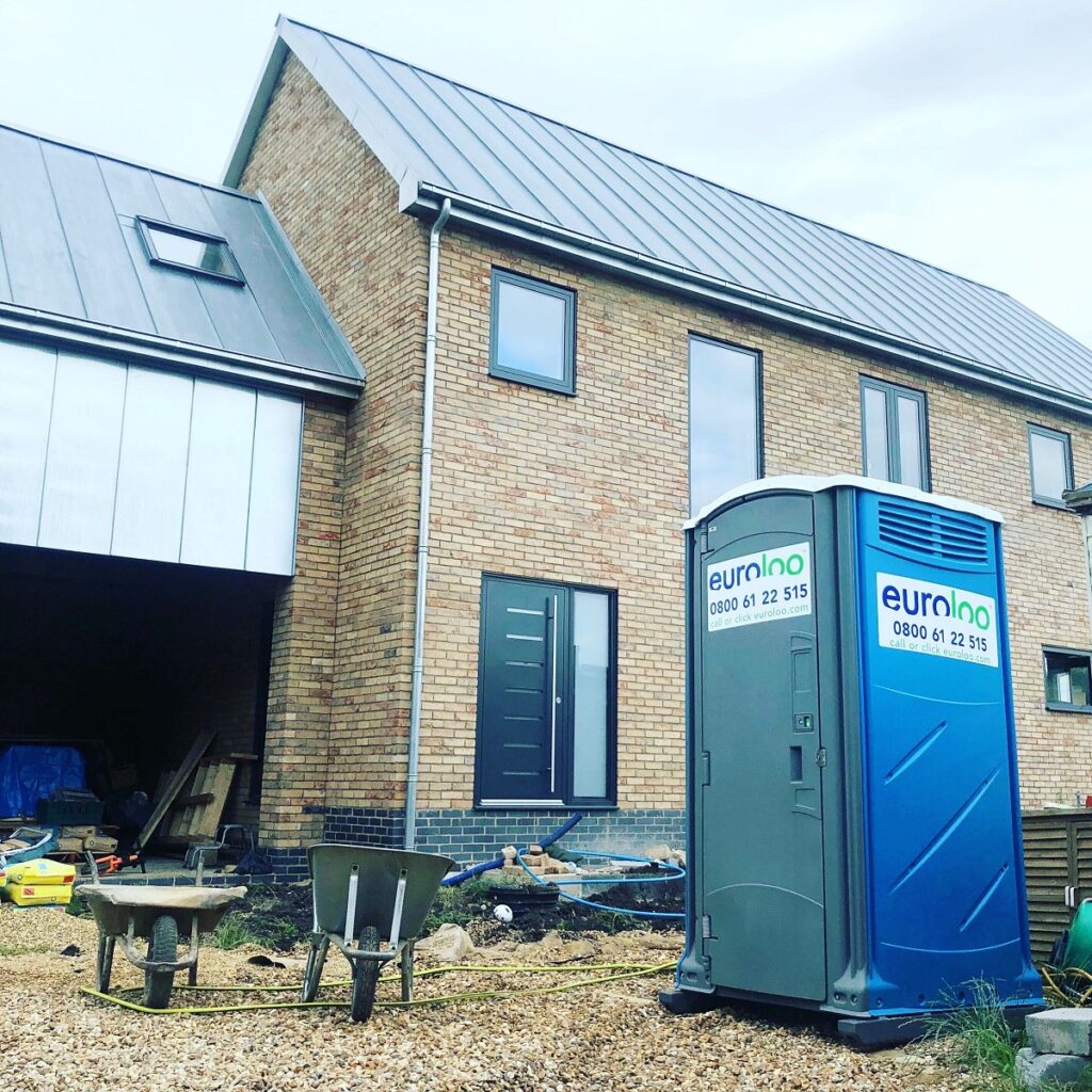 Why You Should Hire A Portable Toilet For Your Builder - Sustainable. Toilets. Welfare ☀️🌱🚽